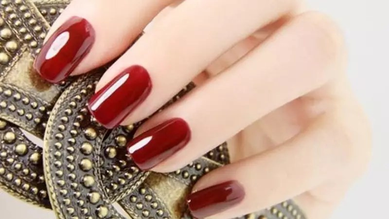 Sơn móng tay đỏ phù hợp với da trắng