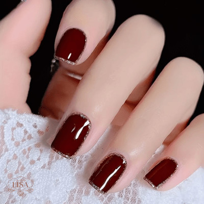 Sơn móng tay đỏ rượu trên móng ngắn, phù hợp nhiều phong cách