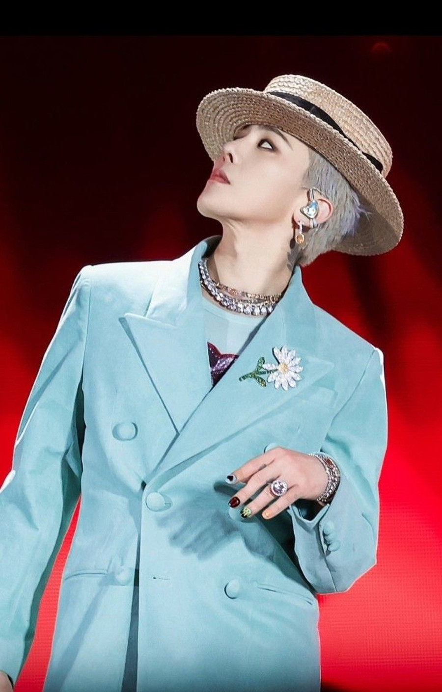 Sơn móng tay G-Dragon đính ngọc trai tinh tế và charm kim loại lấp lánh, thể hiện phong cách sang trọng