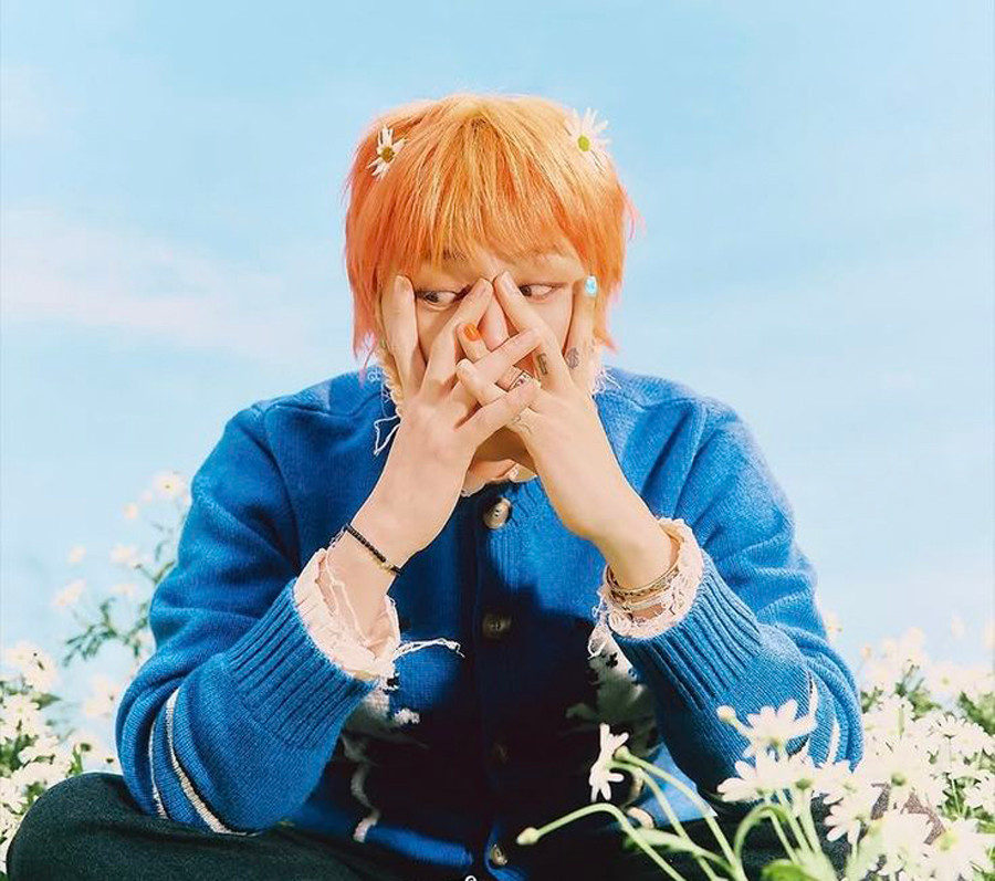 Sơn móng tay G-Dragon với biểu tượng hoa cúc Daisy trắng trên nền móng đen, phong cách PeaceMinusOne