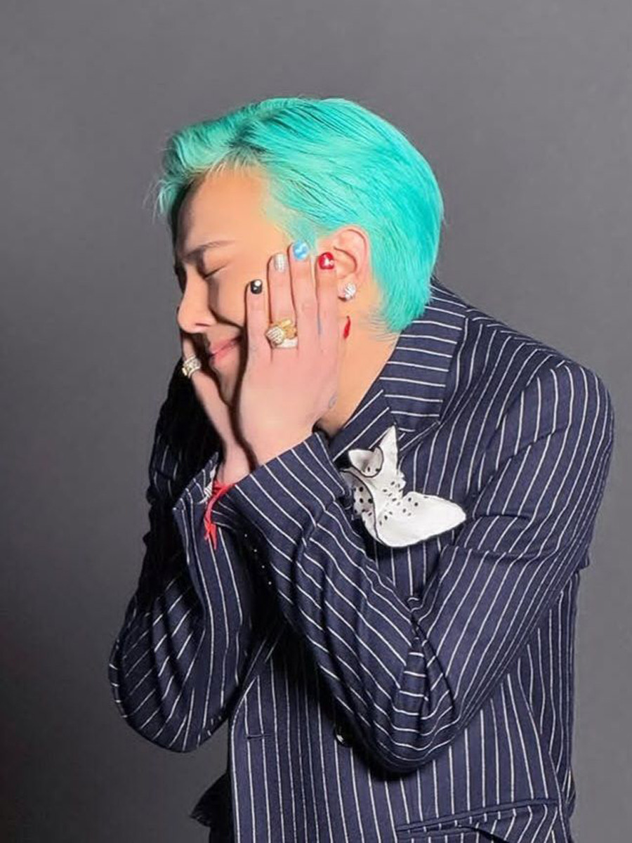 Sơn móng tay G-Dragon với các chữ cái và con số được sắp xếp ngẫu hứng, tạo nên một thiết kế cá tính và ý nghĩa