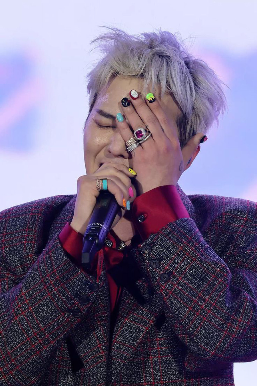 Sơn móng tay G-Dragon với các họa tiết đơn sắc đen trắng, tạo nên vẻ ngoài tối giản nhưng đầy cuốn hút