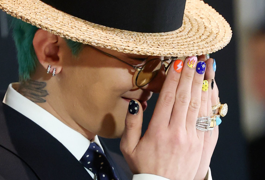 Sơn móng tay G-Dragon với các ký hiệu bí ẩn và hình vẽ hoạt hình đen trắng độc đáo trên nền móng