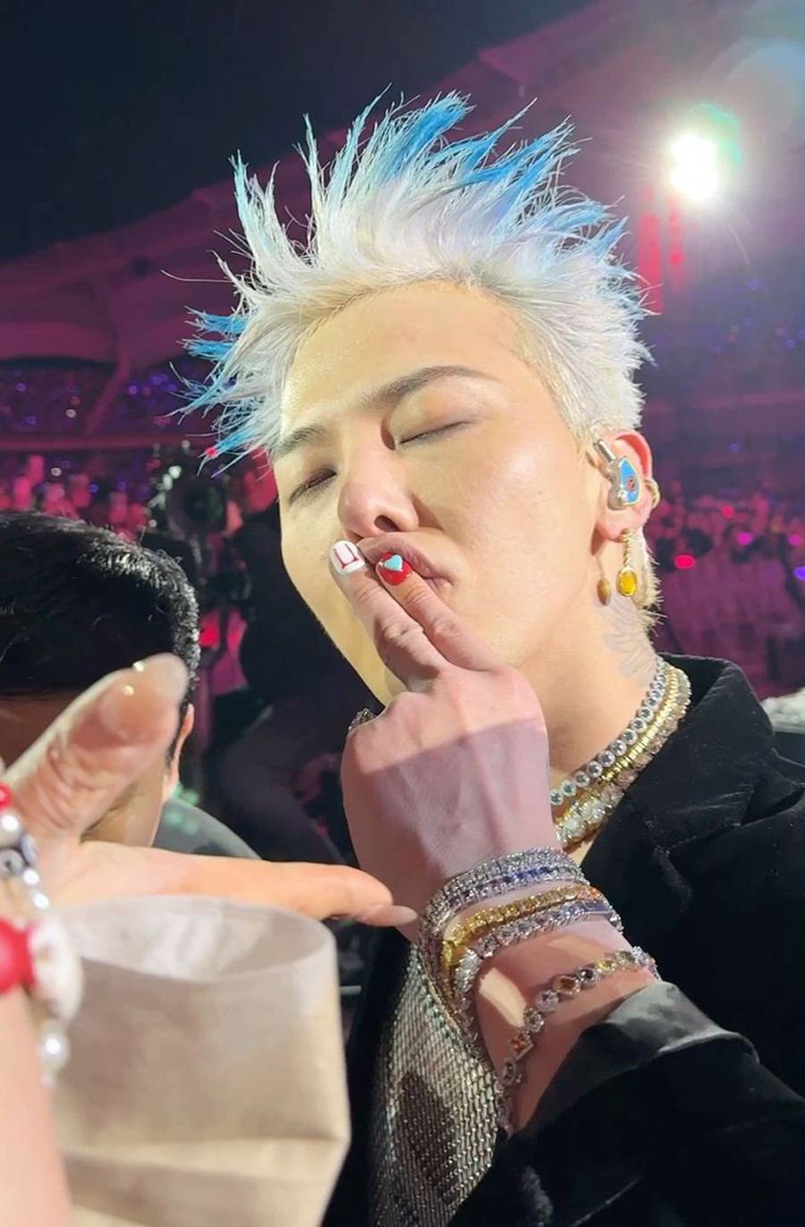 Sơn móng tay G-Dragon với các vệt màu và hiệu ứng chuyển động mạnh mẽ, thể hiện phong cách năng động và phá cách