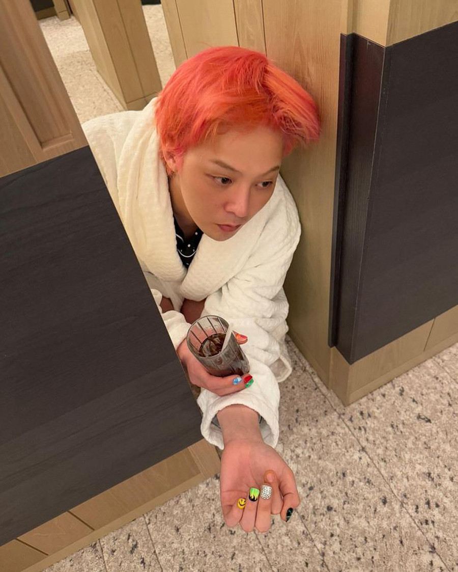 Sơn móng tay G-Dragon với hiệu ứng ombre và phối màu rực rỡ, tạo nên một thiết kế đầy cá tính và nghệ thuật