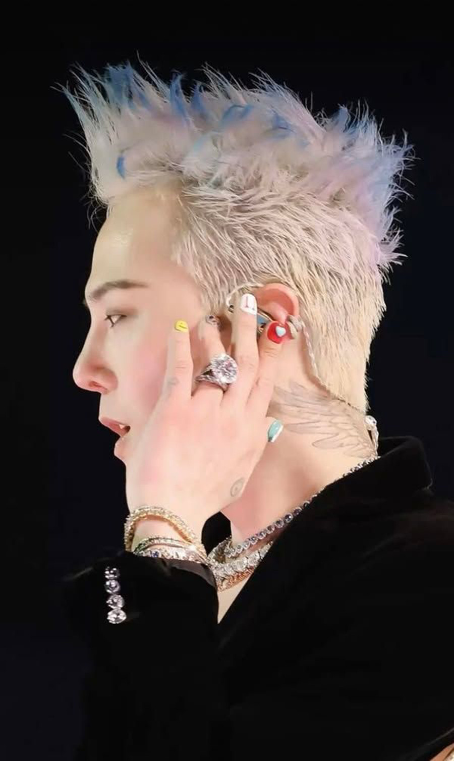 Sơn móng tay G-Dragon với hình khối trừu tượng và màu sắc pastel nhẹ nhàng, tạo vẻ đẹp nghệ thuật và hiện đại