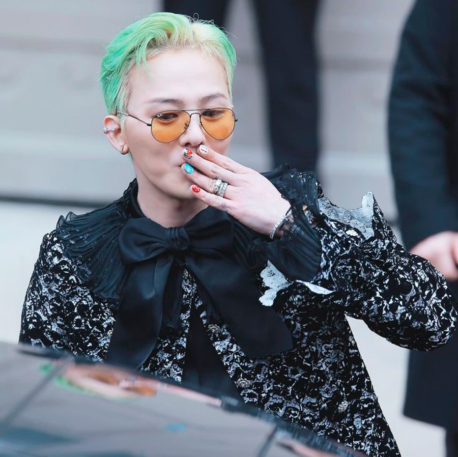 Sơn móng tay G-Dragon với hình vẽ hoạt hình, biểu tượng pop culture và sticker vui nhộn, mang lại vẻ trẻ trung, cá tính