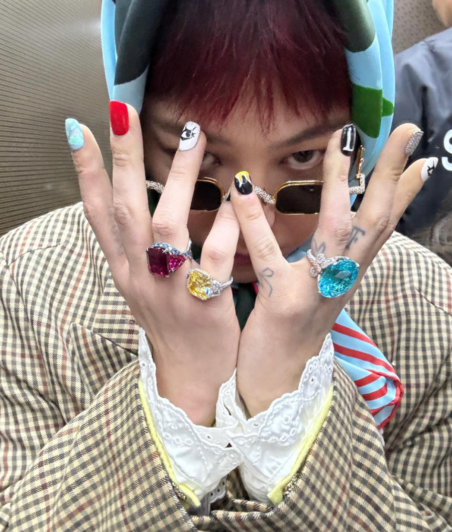 Sơn móng tay G-Dragon với họa tiết graffiti màu sắc rực rỡ và ký hiệu cá nhân, thể hiện phong cách năng động
