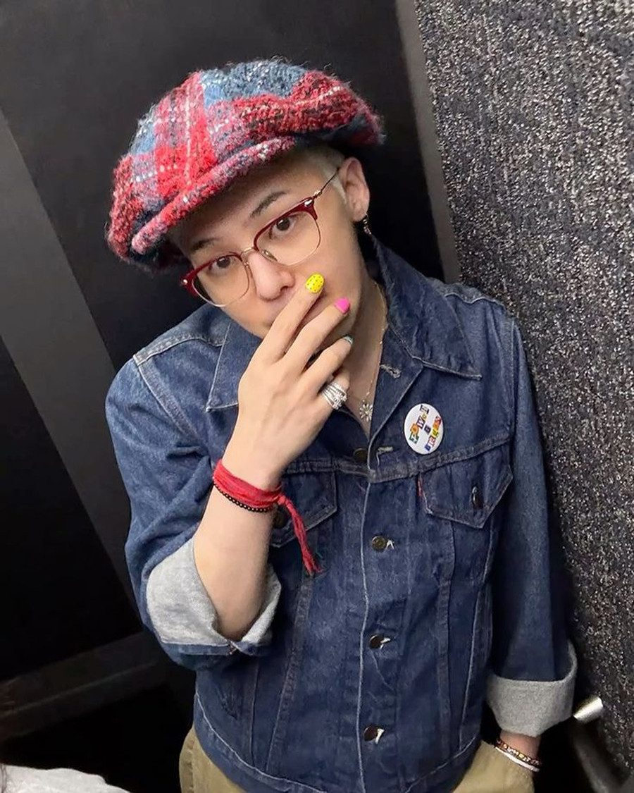 Sơn móng tay G-Dragon với họa tiết mặt cười và nét vẽ nguệch ngoạc đầy sáng tạo trên nền móng đa sắc