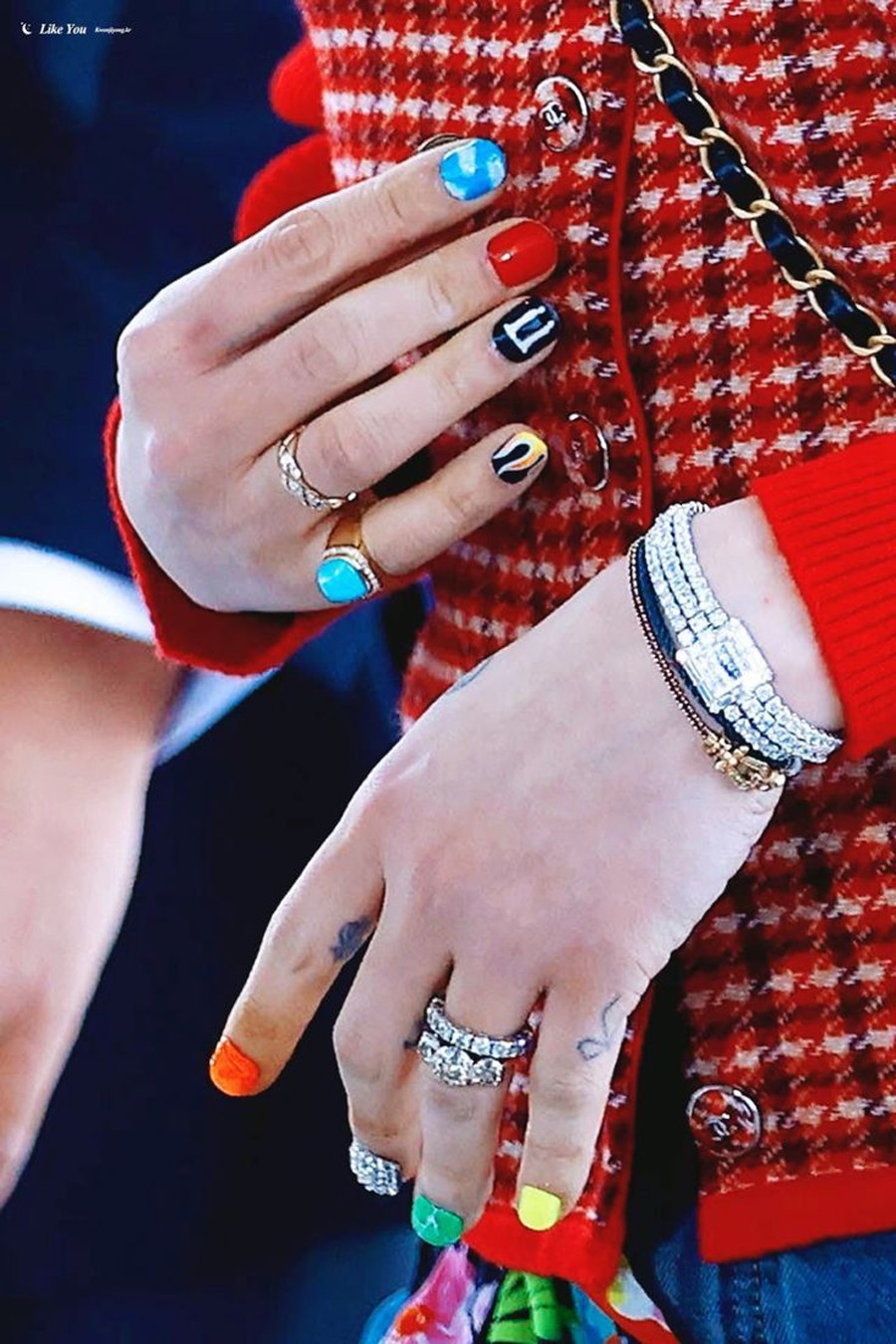 Sơn móng tay G-Dragon với nhiều họa tiết hoạt hình mini, icon thời trang và màu sắc rực rỡ, mỗi ngón một phong cách