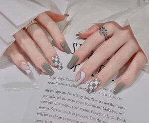 Sơn móng tay họa tiết caro tông xám trắng thanh lịch hợp mệnh Kim