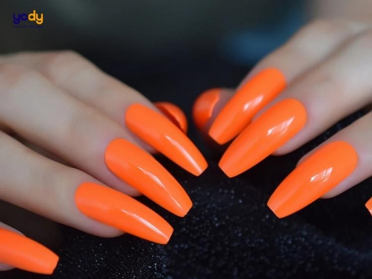 Sơn móng tay màu cam đất ấm áp, thiết kế đơn giản nhưng cuốn hút, rất hợp với người mệnh Hỏa