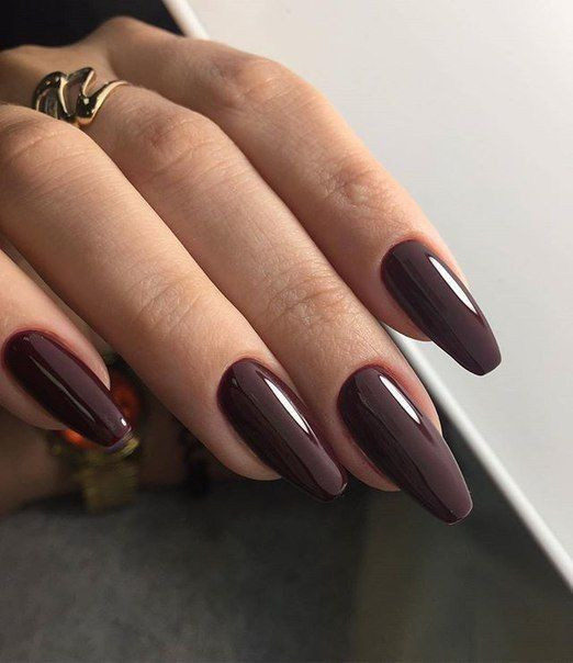 Sơn móng tay màu đỏ burgundy tôn lên vẻ đẹp da ngăm