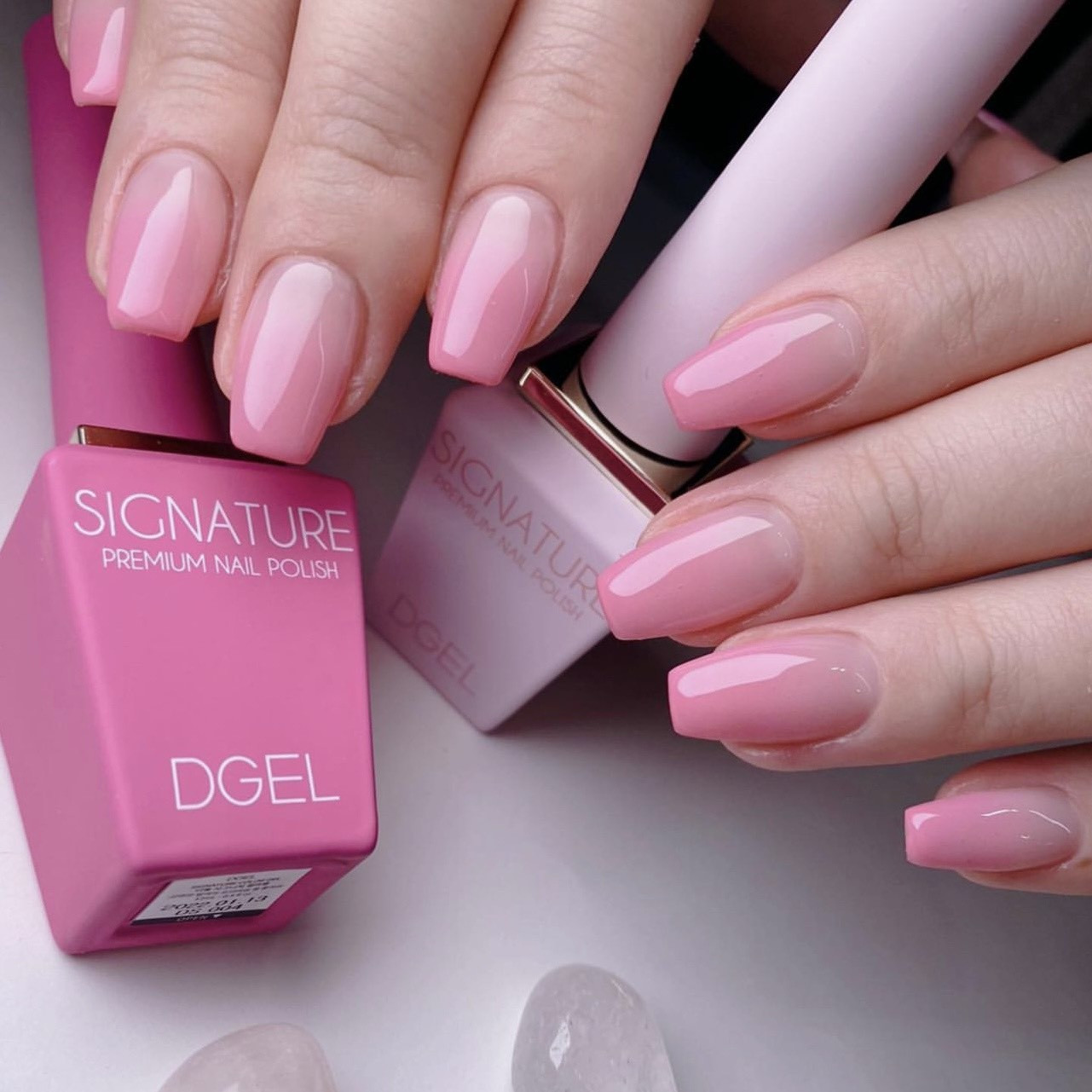 Sơn móng tay màu hồng nhạt tinh tế