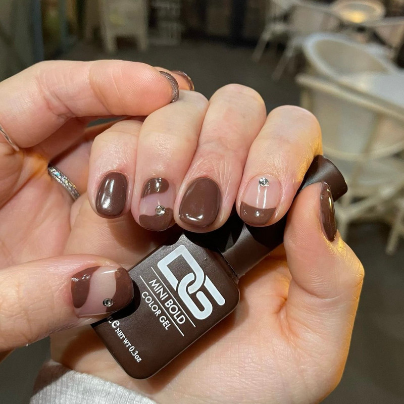 Sơn móng tay màu nâu vàng phù hợp với từng tông da và phong cách