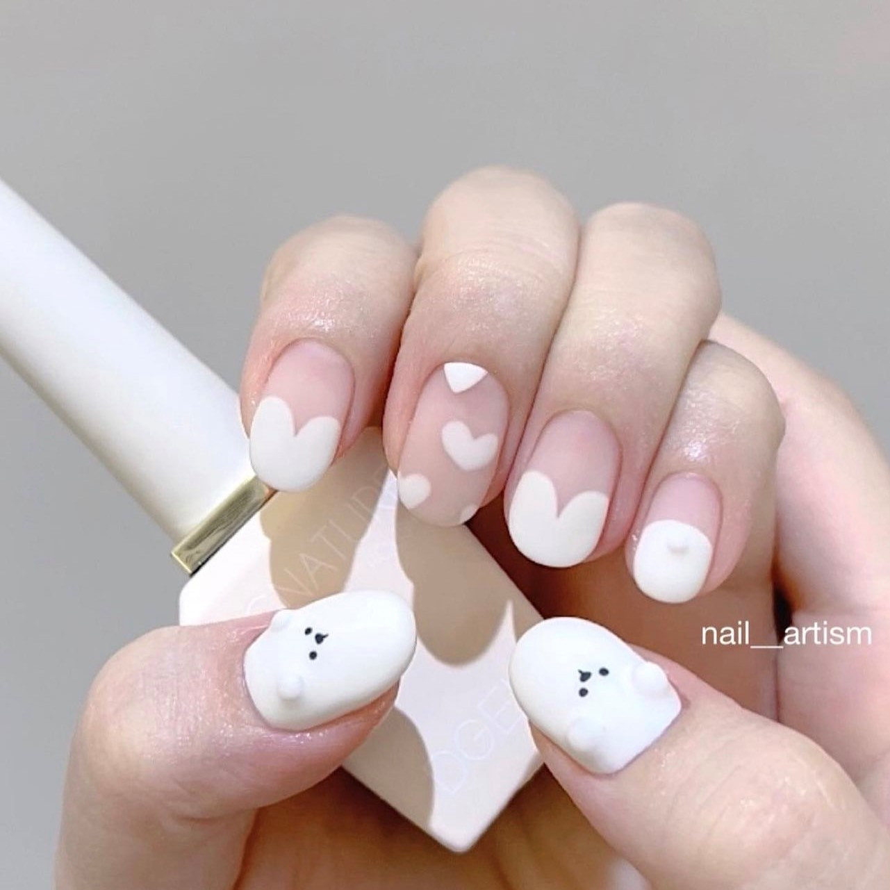 Sơn móng tay màu trắng nhám hiện đại