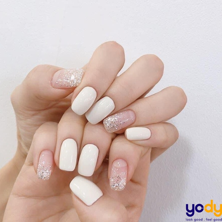 Sơn móng tay màu trắng sữa kim tuyến kiêu sa