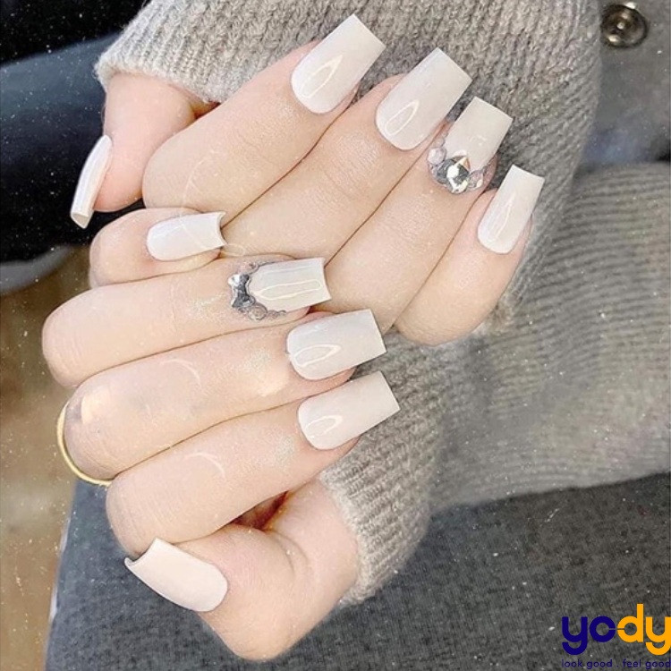 Sơn móng tay màu trắng sữa làm nổi bật độ sáng của da