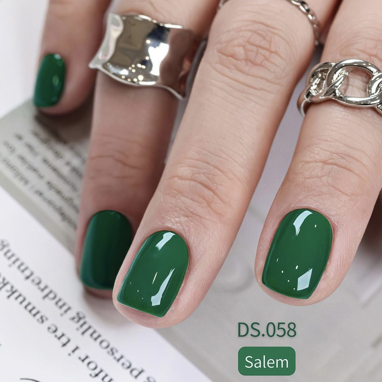 Sơn móng tay màu xanh lá đậm