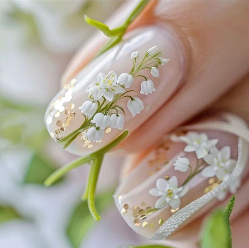 Sơn móng tay màu xanh lá nhạt pastel dịu dàng với họa tiết hoa nhỏ