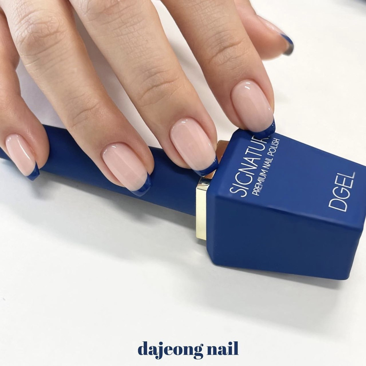 Sơn móng tay màu xanh navy sang trọng