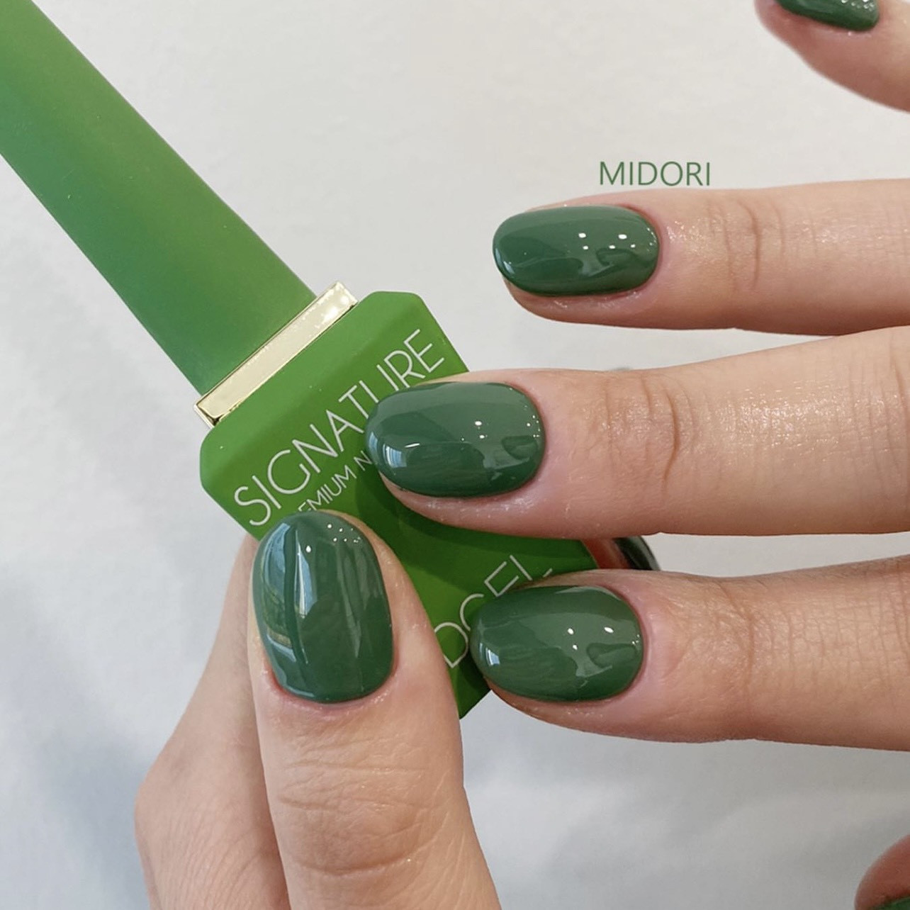 Sơn móng tay màu xanh ngọc bích pastel trơn