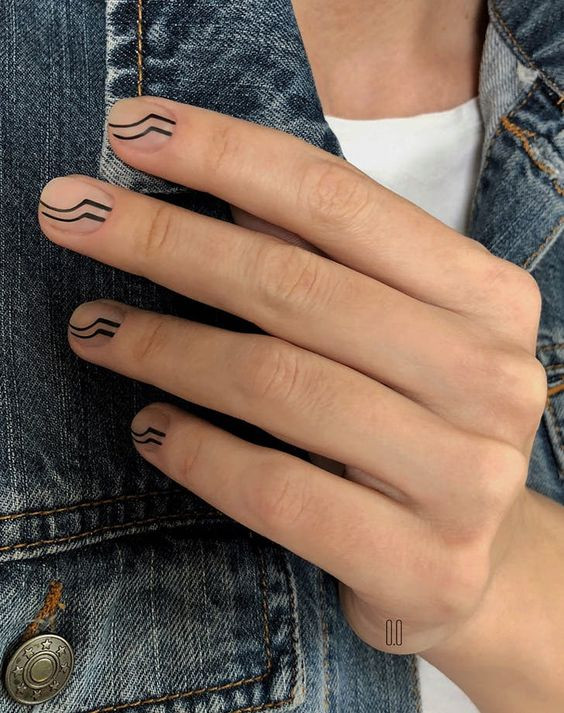 Sơn móng tay nam kẻ sọc dọc đen trắng trên nền màu nude