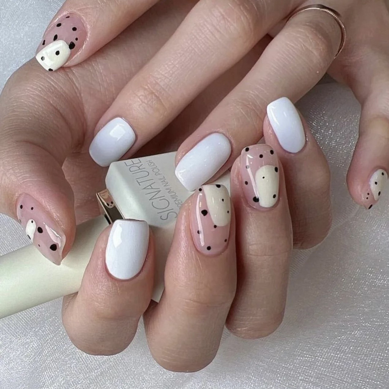 Sơn móng tay pastel chấm bi vui tươi và đáng yêu