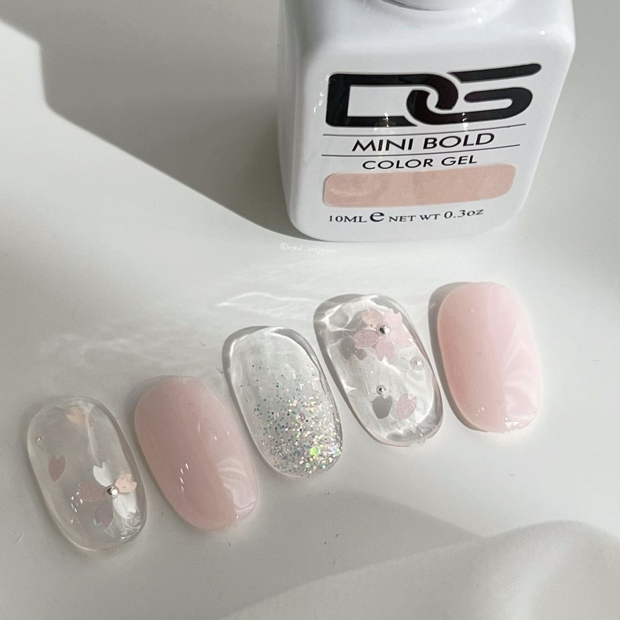 Sơn móng tay pastel ép hoa khô
