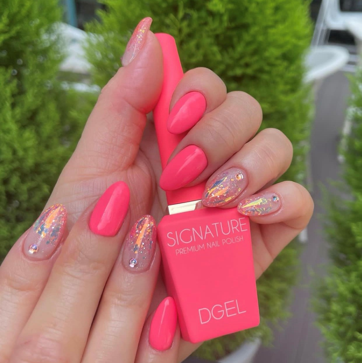 Sơn móng tay pastel hồng neon rực rỡ và cá tính