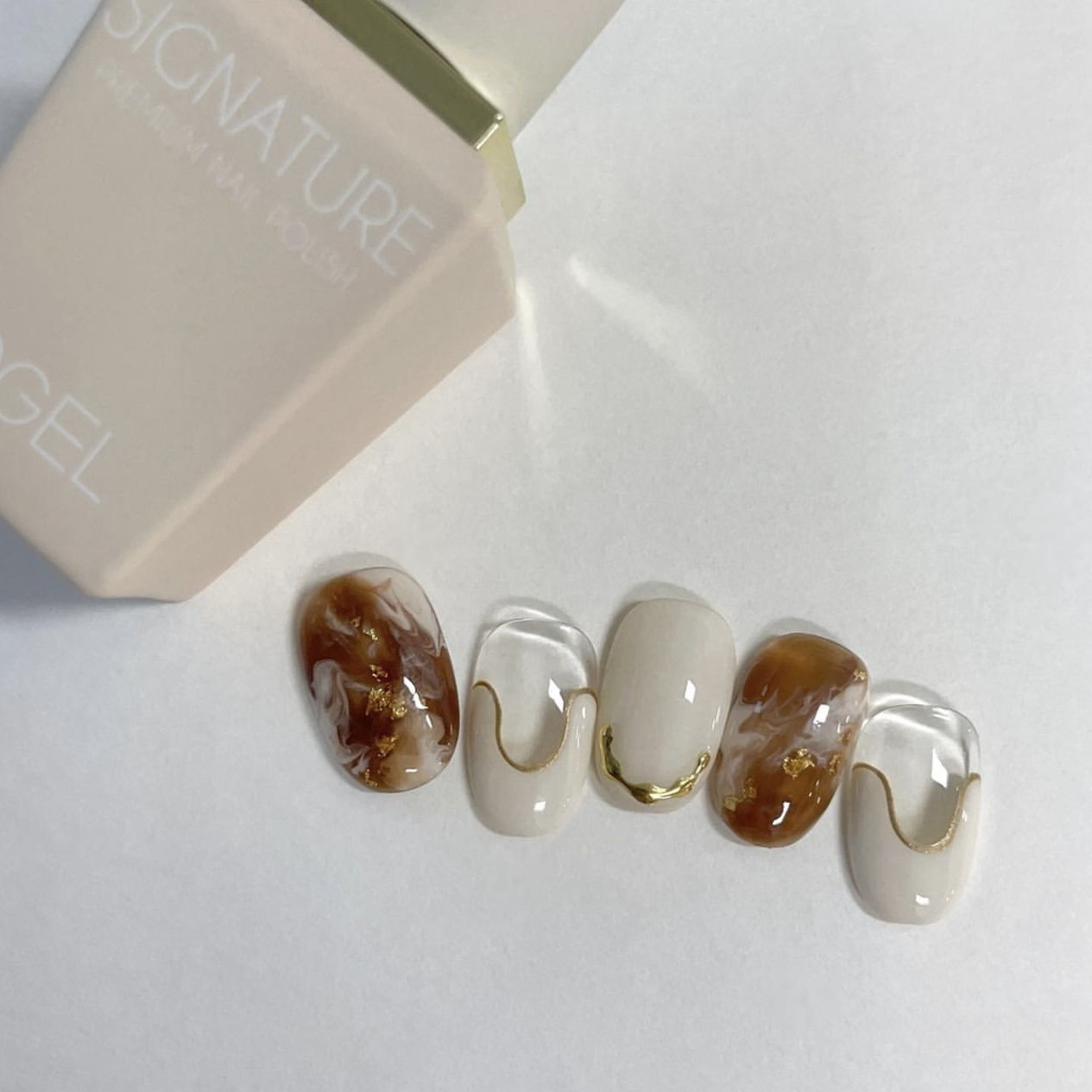 Sơn móng tay pastel nửa vầng trăng sắc màu độc đáo