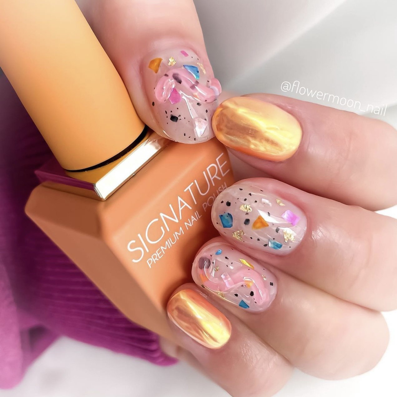 Sơn móng tay pastel tráng gương lấp lánh màu tím nhạt