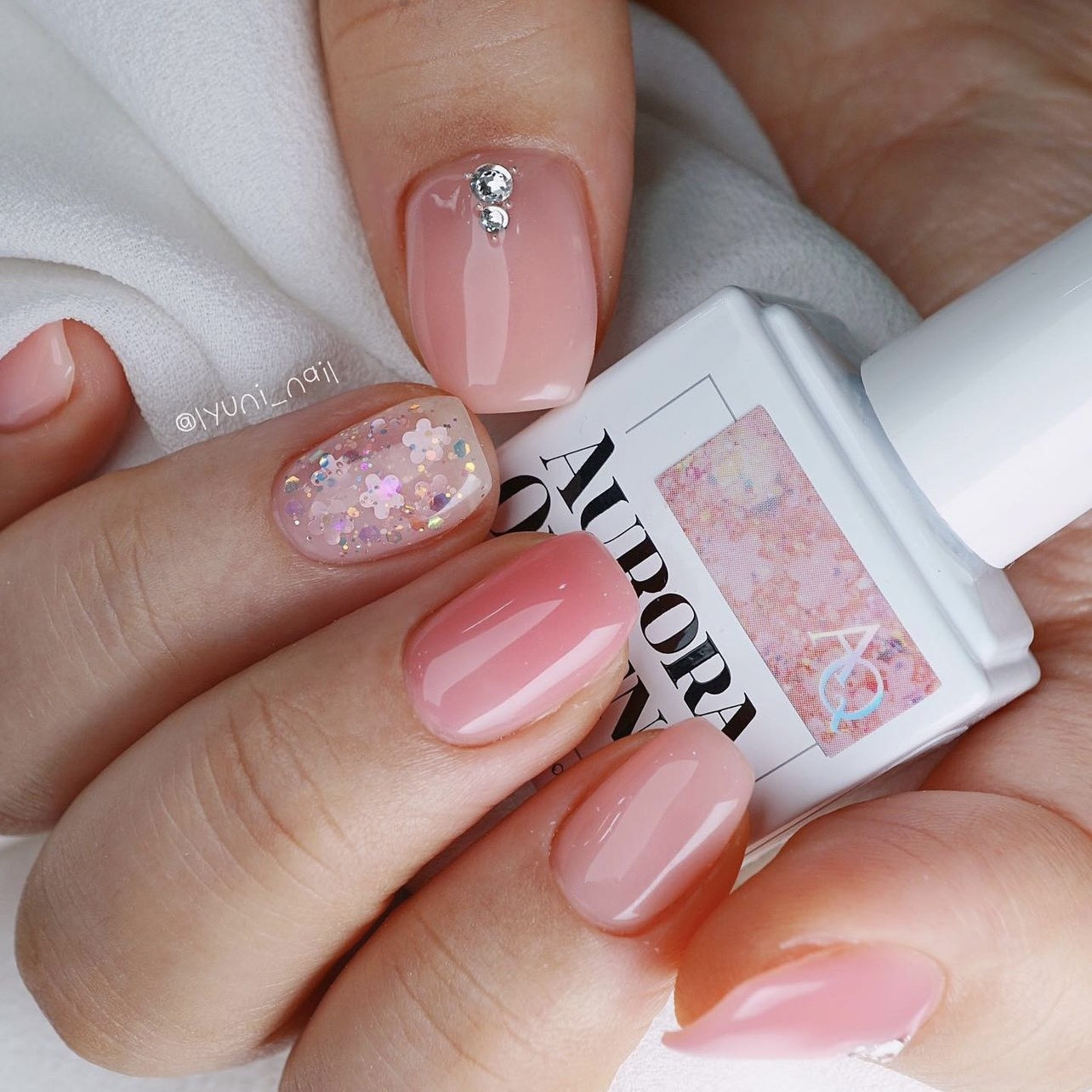 Sơn móng tay pastel với họa tiết hoa tươi sáng rực rỡ