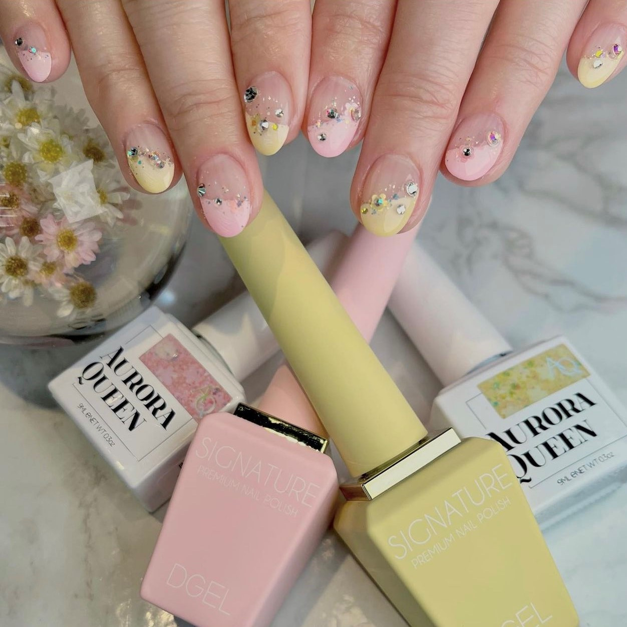 Sơn móng tay pastel với sticker hoa nhỏ xinh xắn