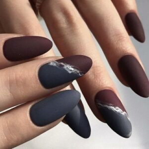Sơn móng tay phối 2 màu đỏ rượu và xanh đen sang trọng, bí ẩn