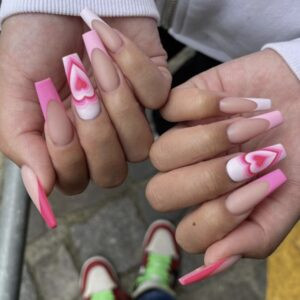 Sơn móng tay phối 2 màu hồng và trắng với họa tiết trái tim đáng yêu
