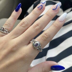 Sơn móng tay phối 2 màu xanh dương và trắng với họa tiết uốn lượn