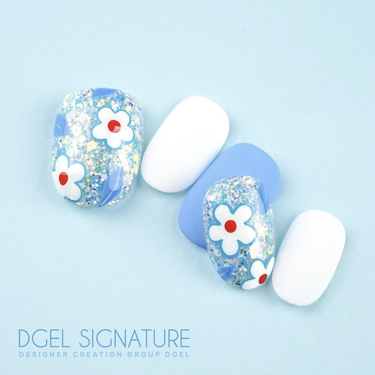 Sơn móng tay trắng sữa kết hợp xanh dương pastel