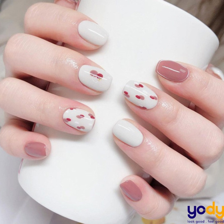 Sơn móng tay trắng sữa vẽ hình đáng yêu