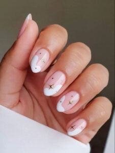 Sơn móng tay trong suốt kết hợp họa tiết vàng ánh kim phù hợp mệnh Kim