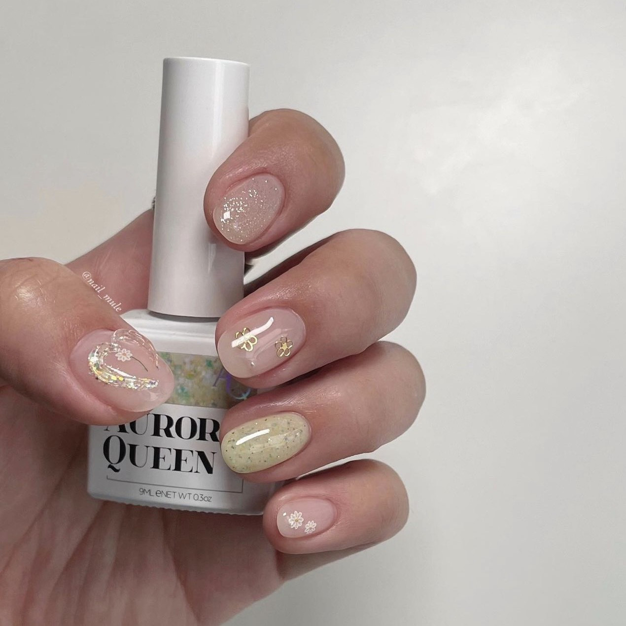 Sơn móng tay xanh ngọc bạc hà phối họa tiết hình học