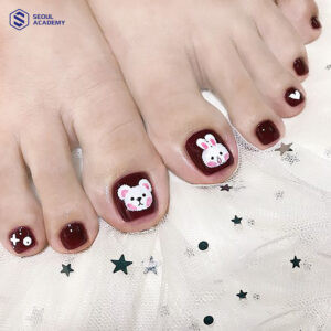 Sự dễ thương toát lên từ mẫu nail chân màu đỏ họa tiết gấu và thỏ