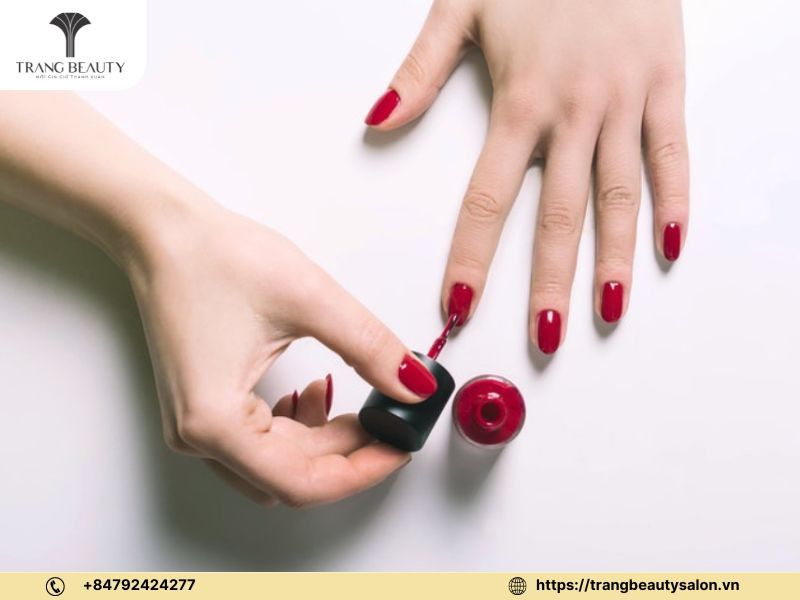 Sử dụng cọ sơn cũ để lau sơn lem ở quanh móng, bí quyết cho người mới học