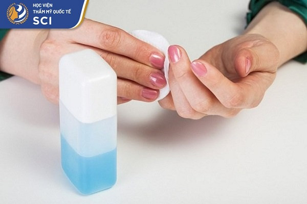 Sử dụng cọ và dung dịch acetone để làm sạch viền móng sau khi sơn nhám