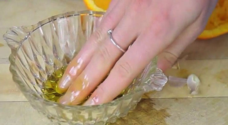 Sử dụng dầu dừa nguyên chất để dưỡng móng tay cứng và dài