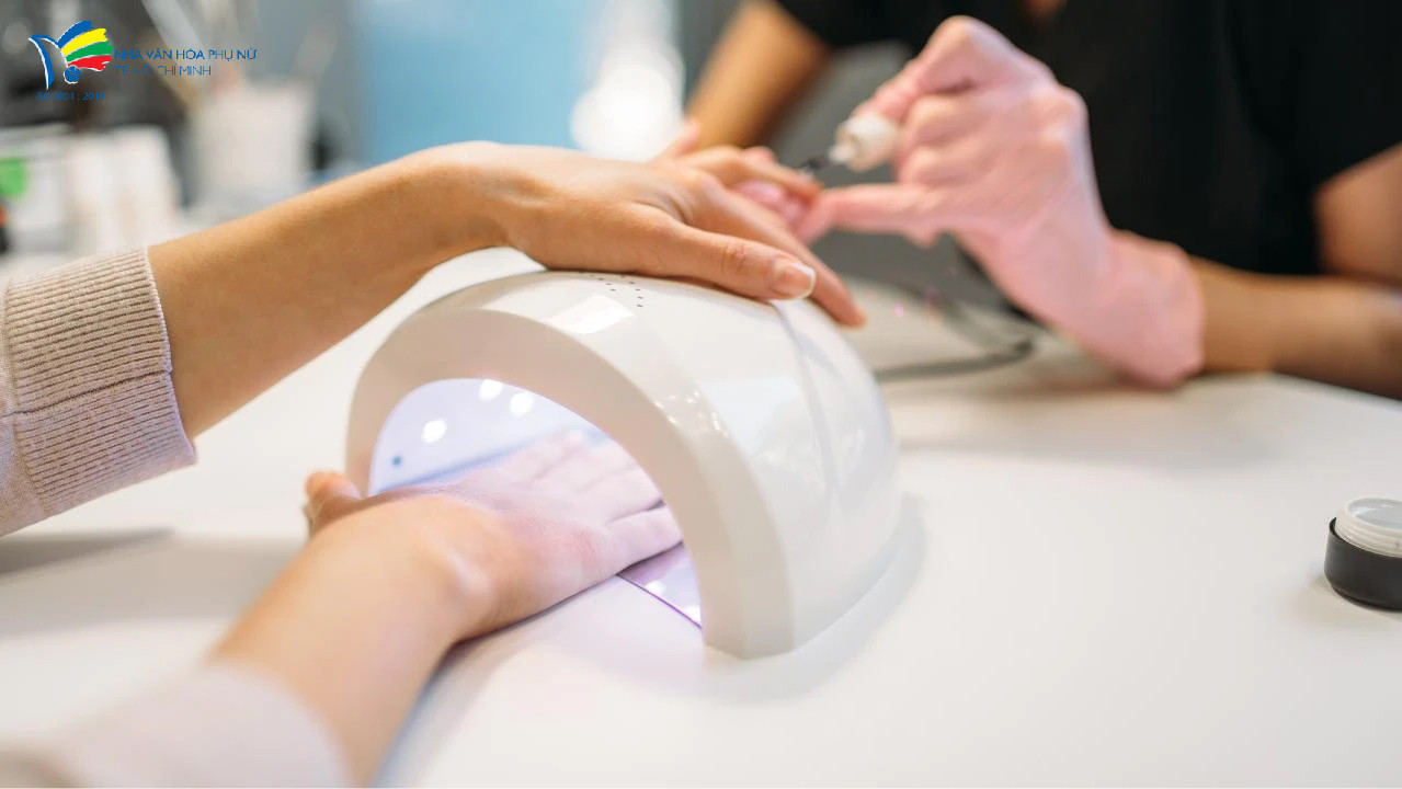 Sử dụng đèn UV làm khô sơn gel giúp móng tay bền hơn