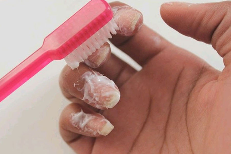 Sử dụng kem đánh răng làm trắng và dưỡng móng tay