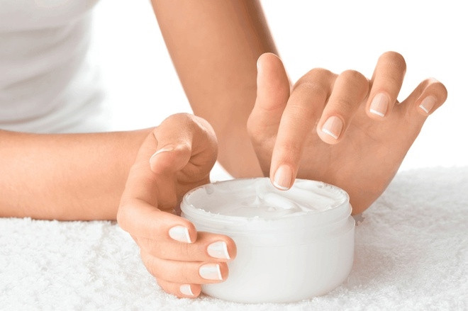 Sử dụng kem tẩy da chết cho tay trước khi vẽ móng tay dễ thương