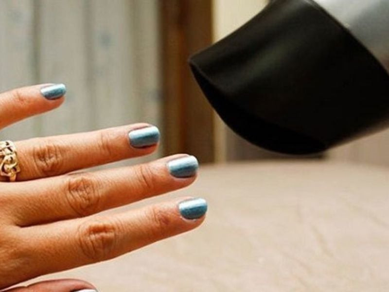 Sử dụng máy sấy tóc để làm khô móng, thay thế cho máy làm khô móng tay chuyên nghiệp