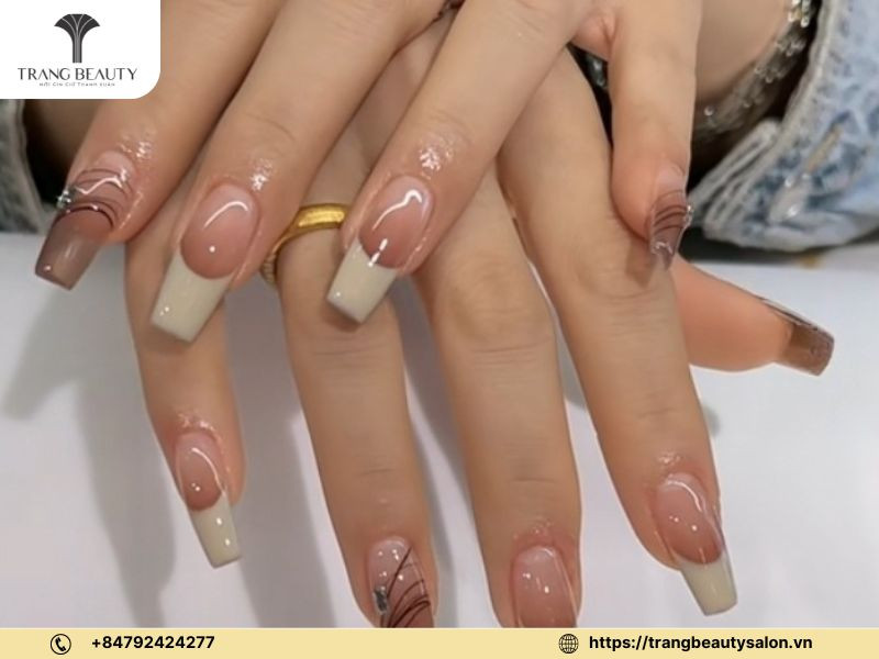 Sử dụng sơn lót để sơn móng tay đều màu, mẹo cho người mới học